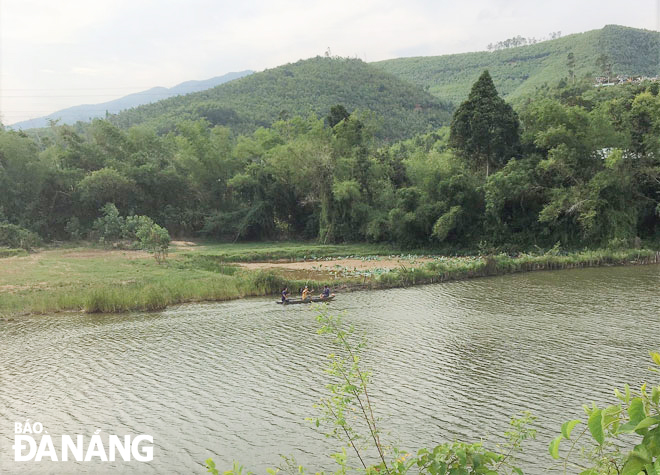 Một hồ nước ngọt ở Quảng Nam tên là Bàu Quyền, sự thật con cá bự xà lự phóng lên không trung - Ảnh 1.