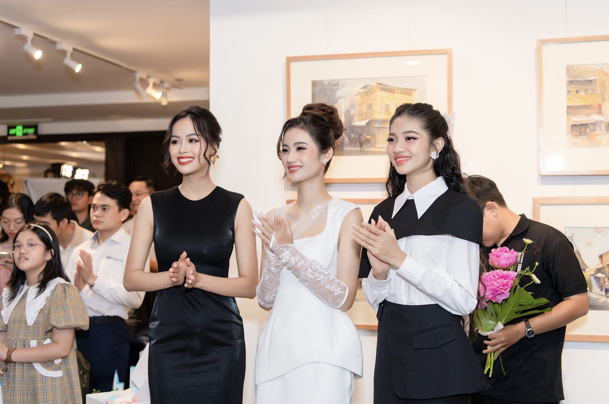 Hoa hậu Ý Nhi đồng hành cùng triển lãm tranh thiện nguyện của hoạ sĩ trẻ Phan Anh Thư  - Ảnh 2.