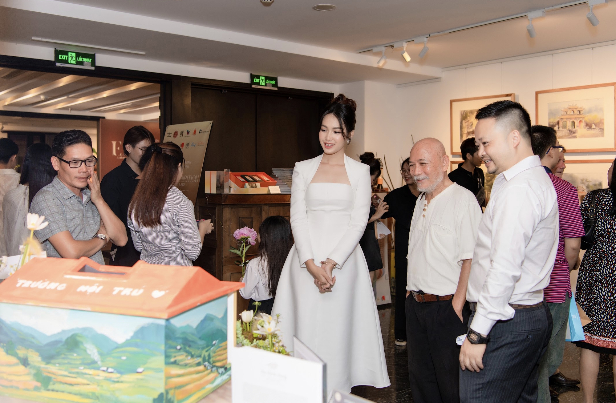 Hoa hậu Ý Nhi đồng hành cùng triển lãm tranh thiện nguyện của hoạ sĩ trẻ Phan Anh Thư  - Ảnh 1.