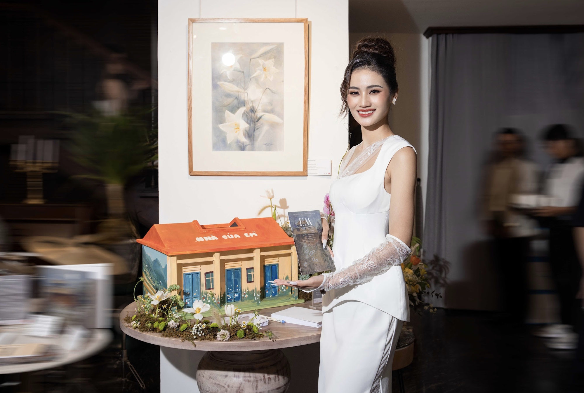 Hoa hậu Ý Nhi đồng hành cùng triển lãm tranh thiện nguyện của hoạ sĩ trẻ Phan Anh Thư  - Ảnh 4.