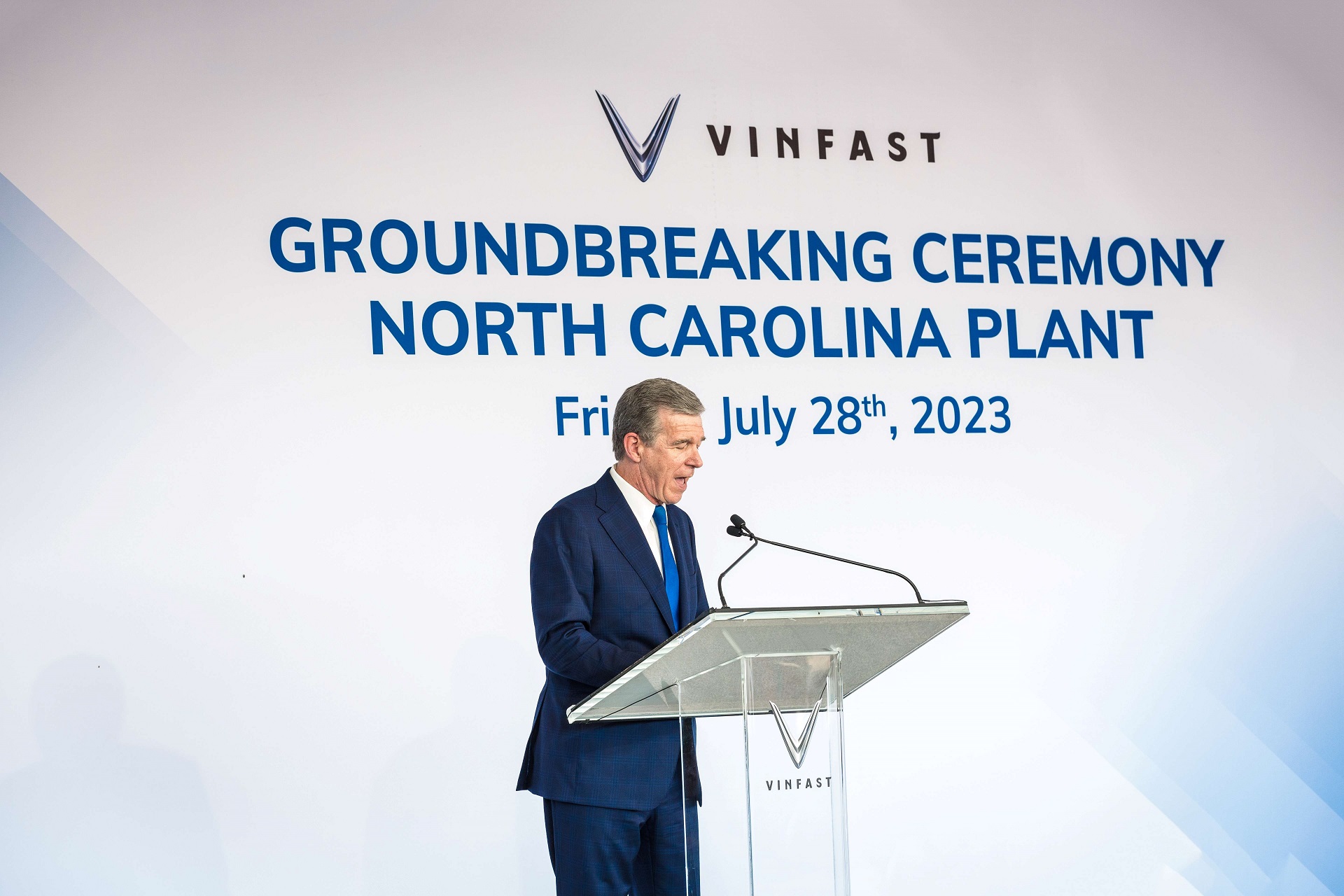 Ông Roy Cooper, Thống đốc bang Bắc Carolina Ông Roy Cooper, Thống đốc bang Bắc Carolina