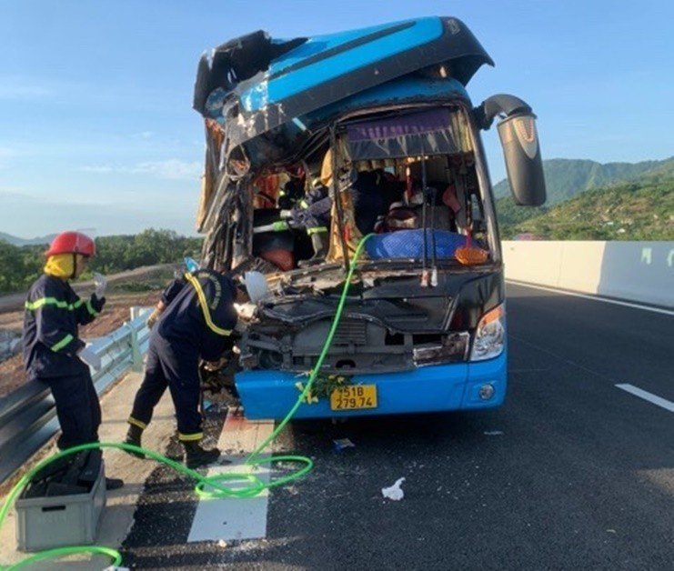 Hiện trường vụ tai nạn khiến 8 người thương vong ở Khánh Hòa - Ảnh 2.
