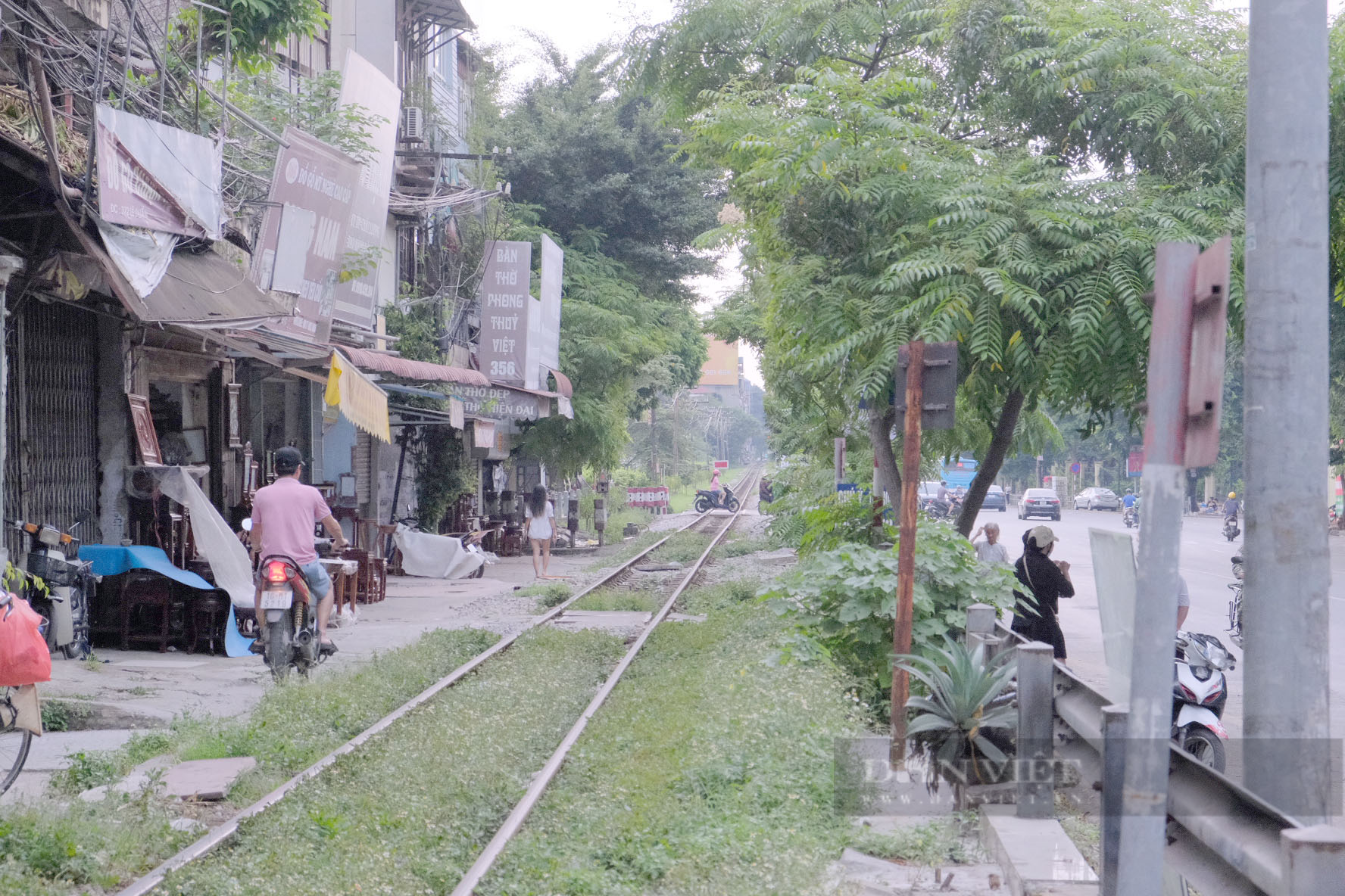 Hà Nội: Nguy hiểm rình rập từ đường dân sinh tự phát cắt ngang đường sắt - Ảnh 1.