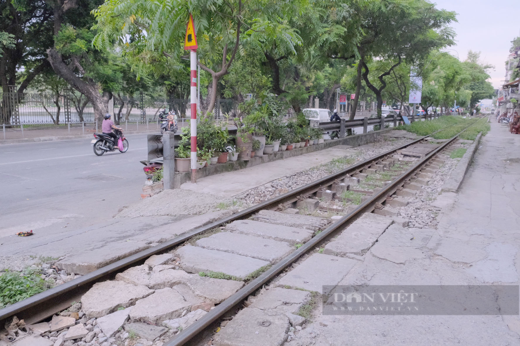Hà Nội: Nguy hiểm rình rập từ đường dân sinh tự phát cắt ngang đường sắt - Ảnh 2.