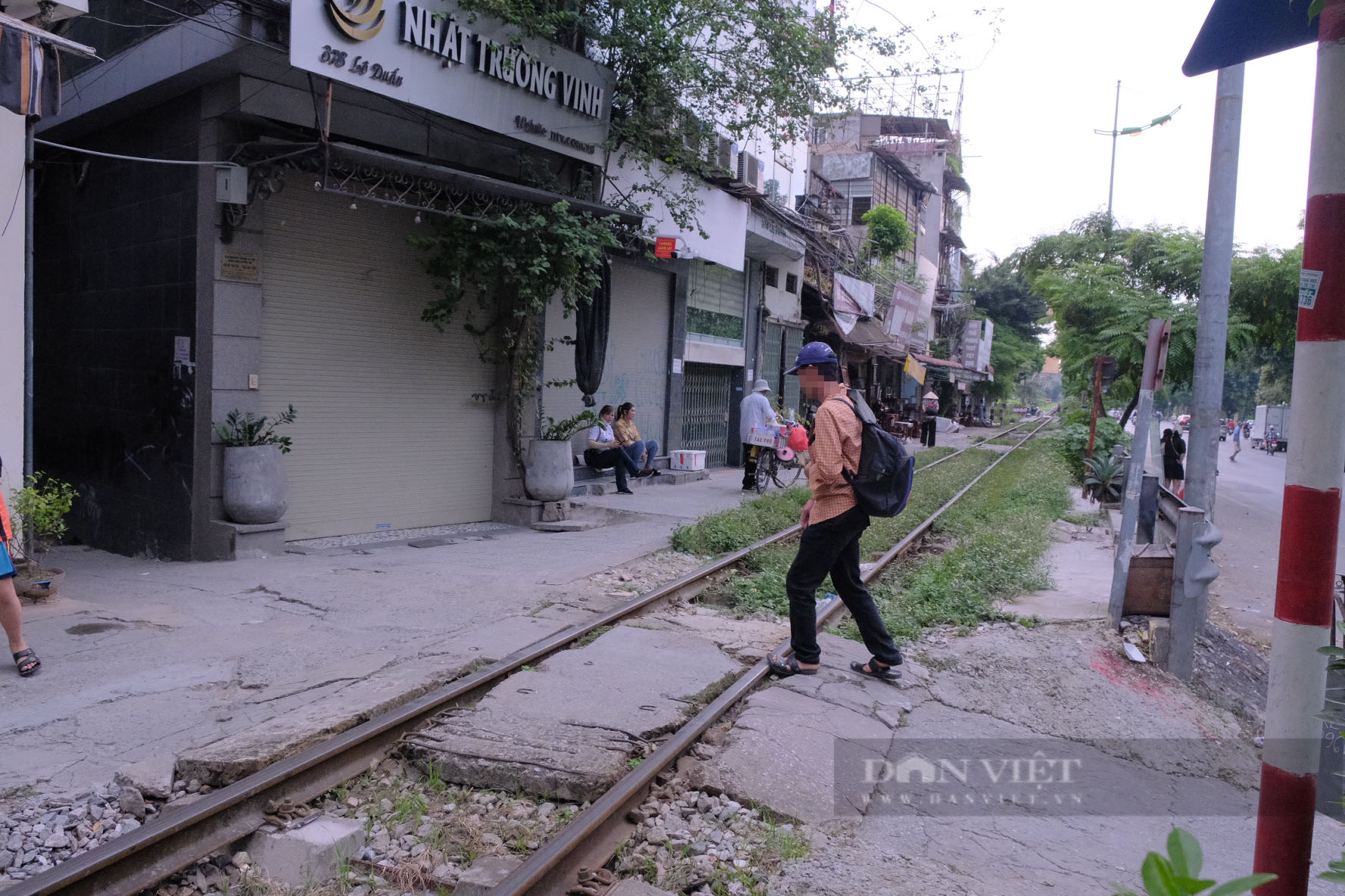 Hà Nội: Nguy hiểm rình rập từ đường dân sinh tự phát cắt ngang đường sắt - Ảnh 4.