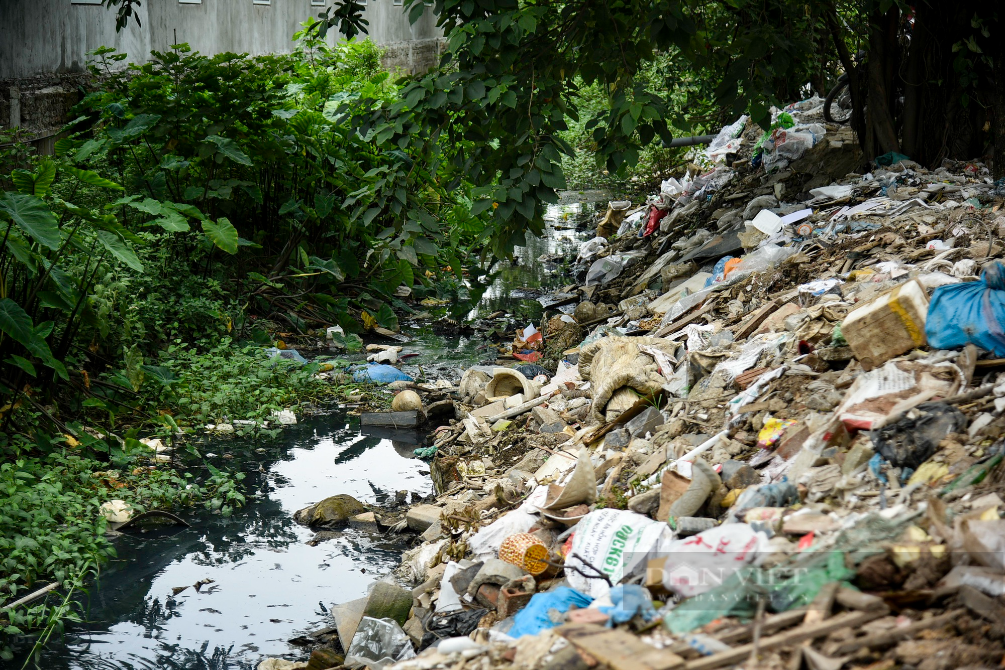 Hình ảnh rác thải đang dần lấn chiếm, &quot;bức tử&quot; một đoạn sông ở trung tâm Hà Nội - Ảnh 1.