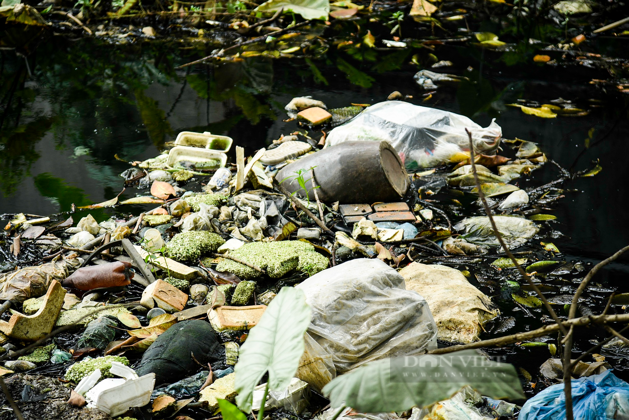 Hình ảnh rác thải đang dần lấn chiếm, &quot;bức tử&quot; một đoạn sông ở trung tâm Hà Nội - Ảnh 4.