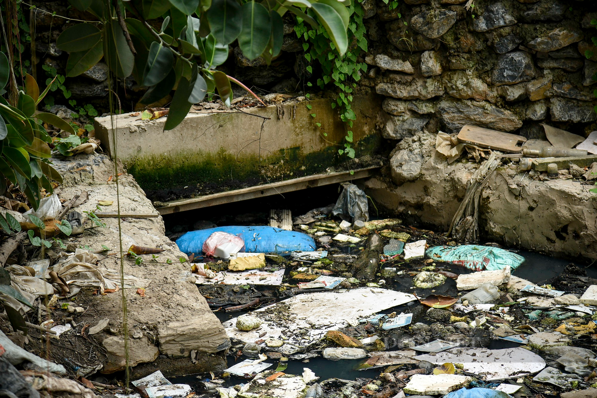 Hình ảnh rác thải đang dần lấn chiếm, &quot;bức tử&quot; một đoạn sông ở trung tâm Hà Nội - Ảnh 7.