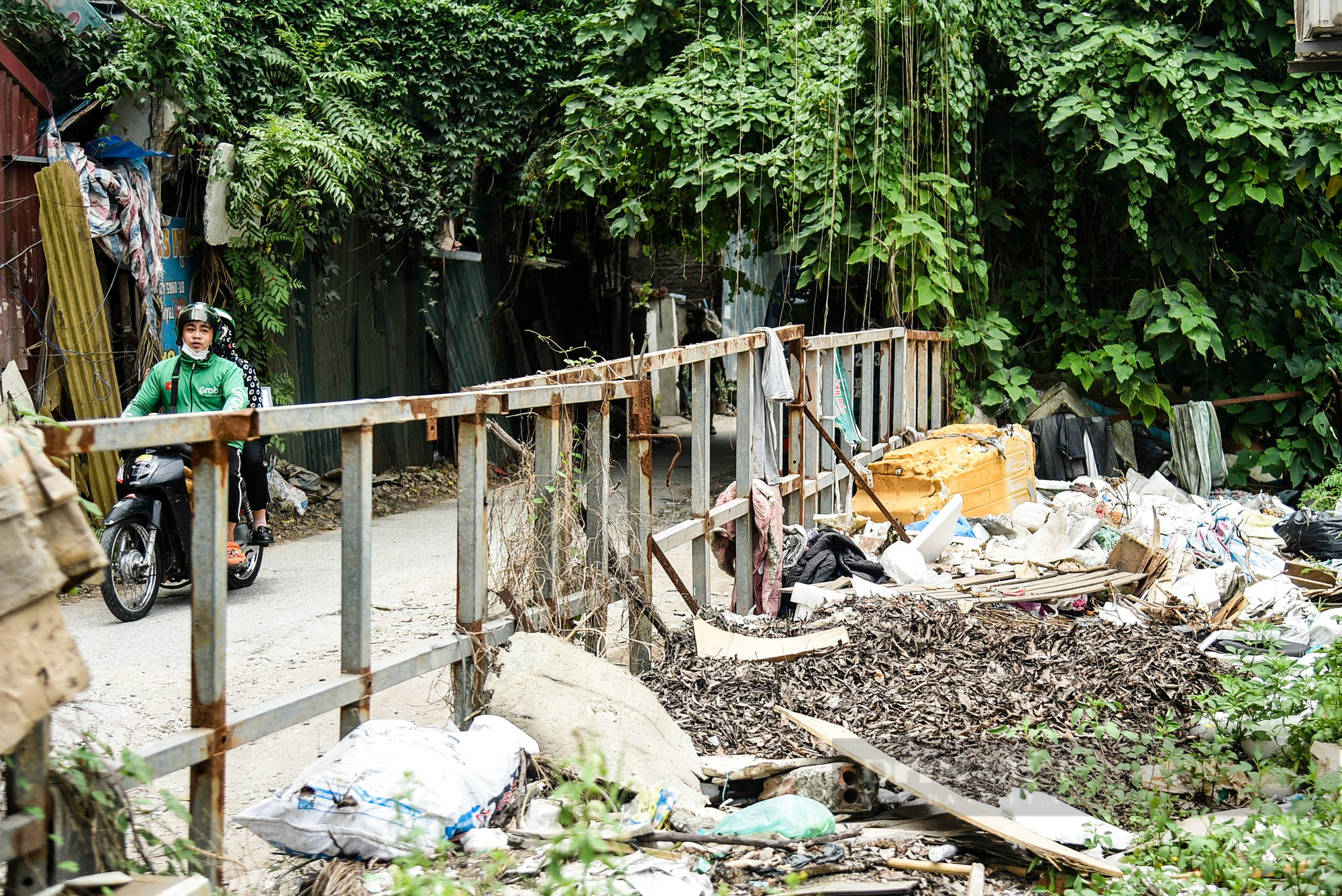Hình ảnh rác thải đang dần lấn chiếm, &quot;bức tử&quot; một đoạn sông ở trung tâm Hà Nội - Ảnh 9.