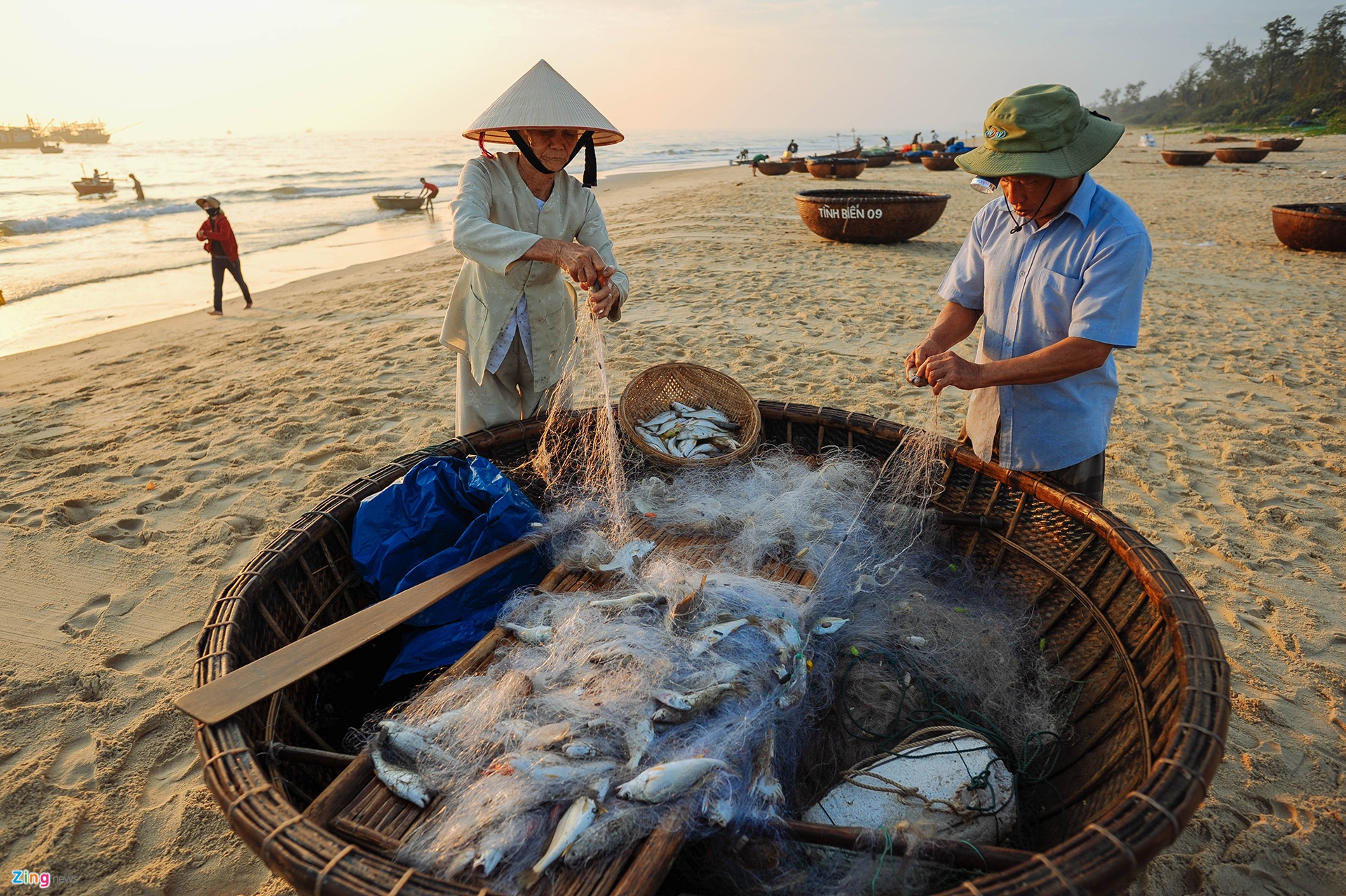 Các loại cá, tôm, cua, mực, ghẹ,...tươi roi rói ở chợ cá lớn nhất Quảng Nam lúc sáng sớm - Ảnh 5.