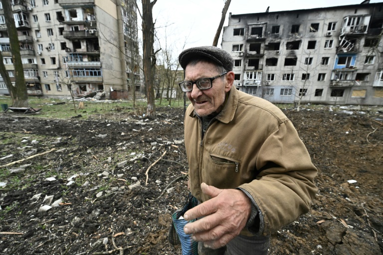 Những cư dân Ukraine cuối cùng chống chọi pháo kích triền miên ở thị trấn tiền tuyến Avdiivka: Thật tuyệt vọng! - Ảnh 1.