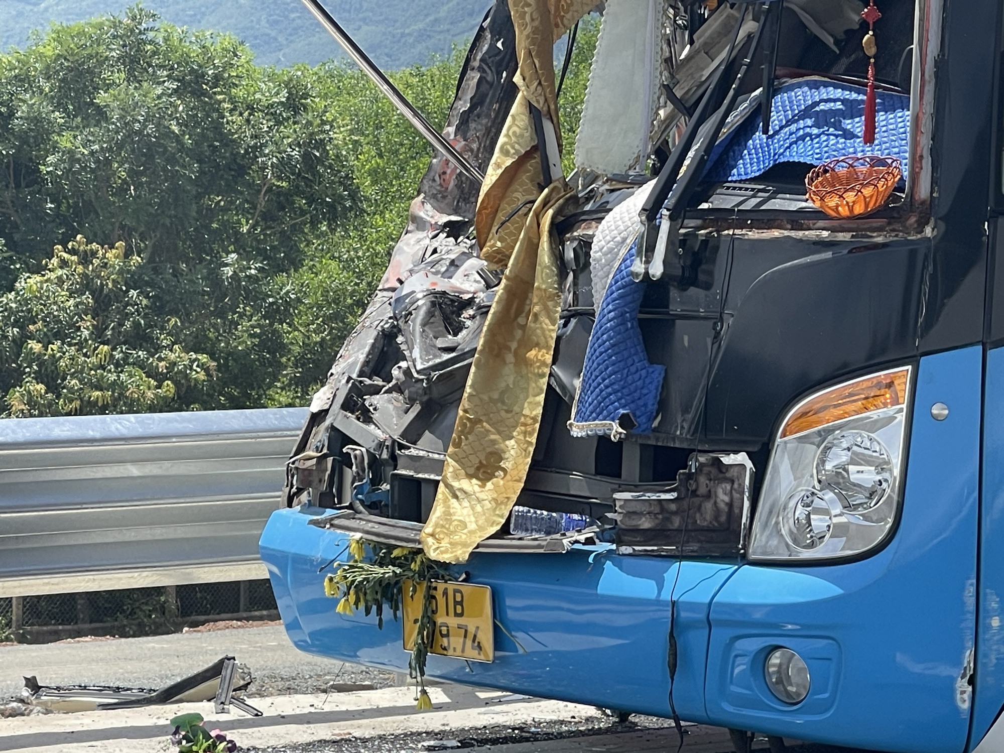 Hiện trường vụ tai nạn khiến 8 người thương vong ở Khánh Hòa - Ảnh 1.