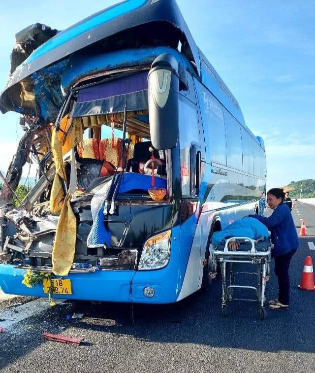 Khánh Hòa: Tai nạn nghiêm trọng trên cao tốc, nhiều người thương vong - Ảnh 1.