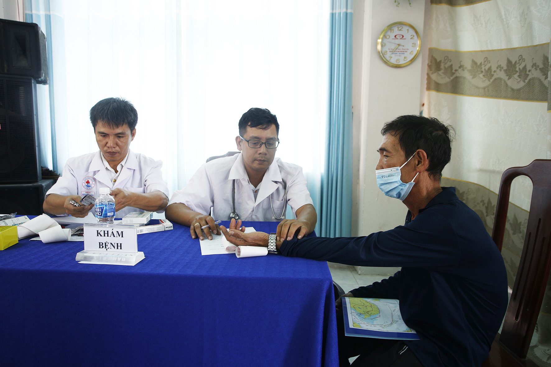  Tặng quà và khám bệnh, cấp thuốc miễn phí cho ngư dân tỉnh Ninh Thuận - Ảnh 2.