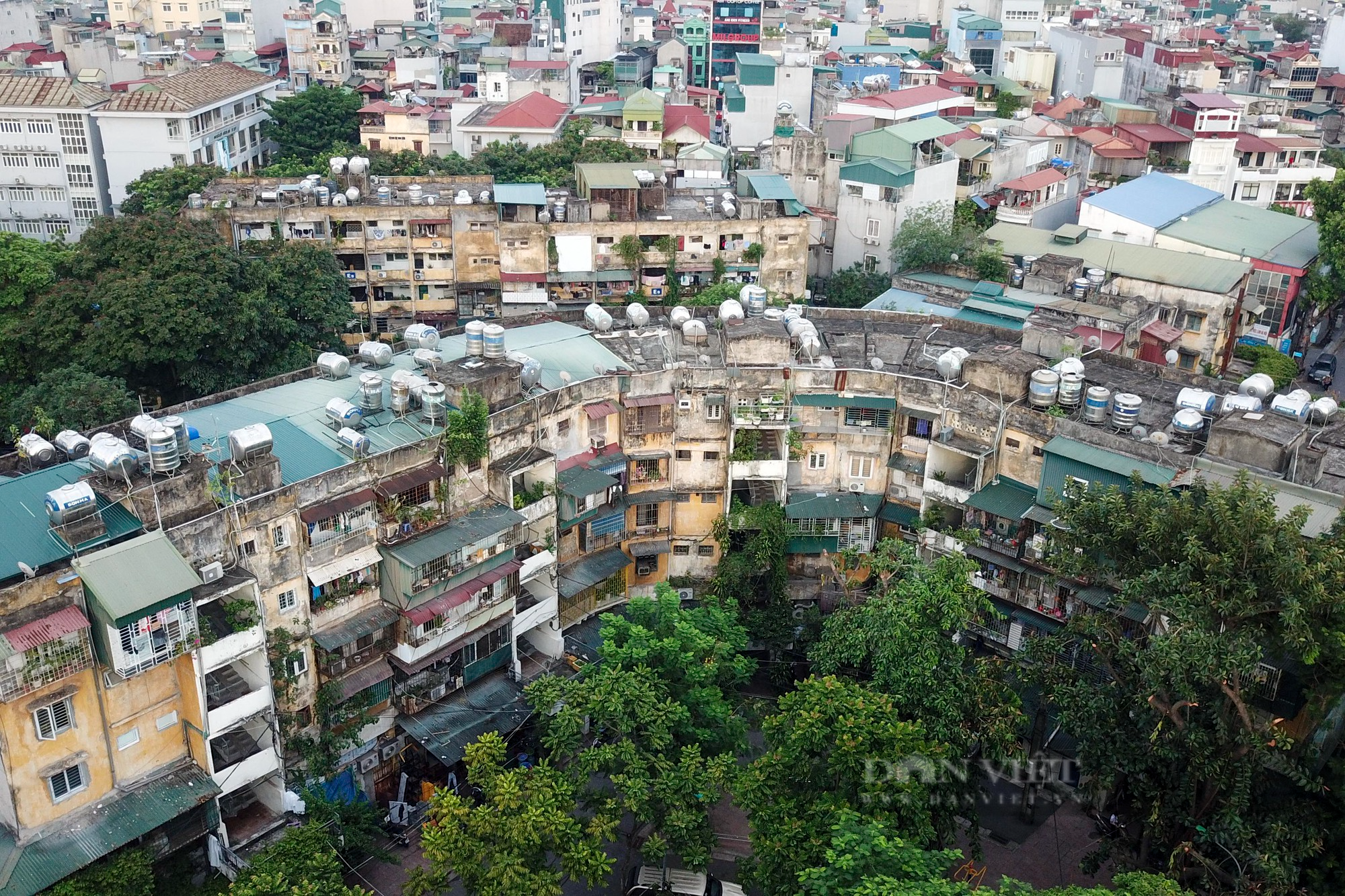 Hàng nghìn bồn nước án ngữ trên nóc nhà tập thể cũ nát ở Hà Nội - Ảnh 8.