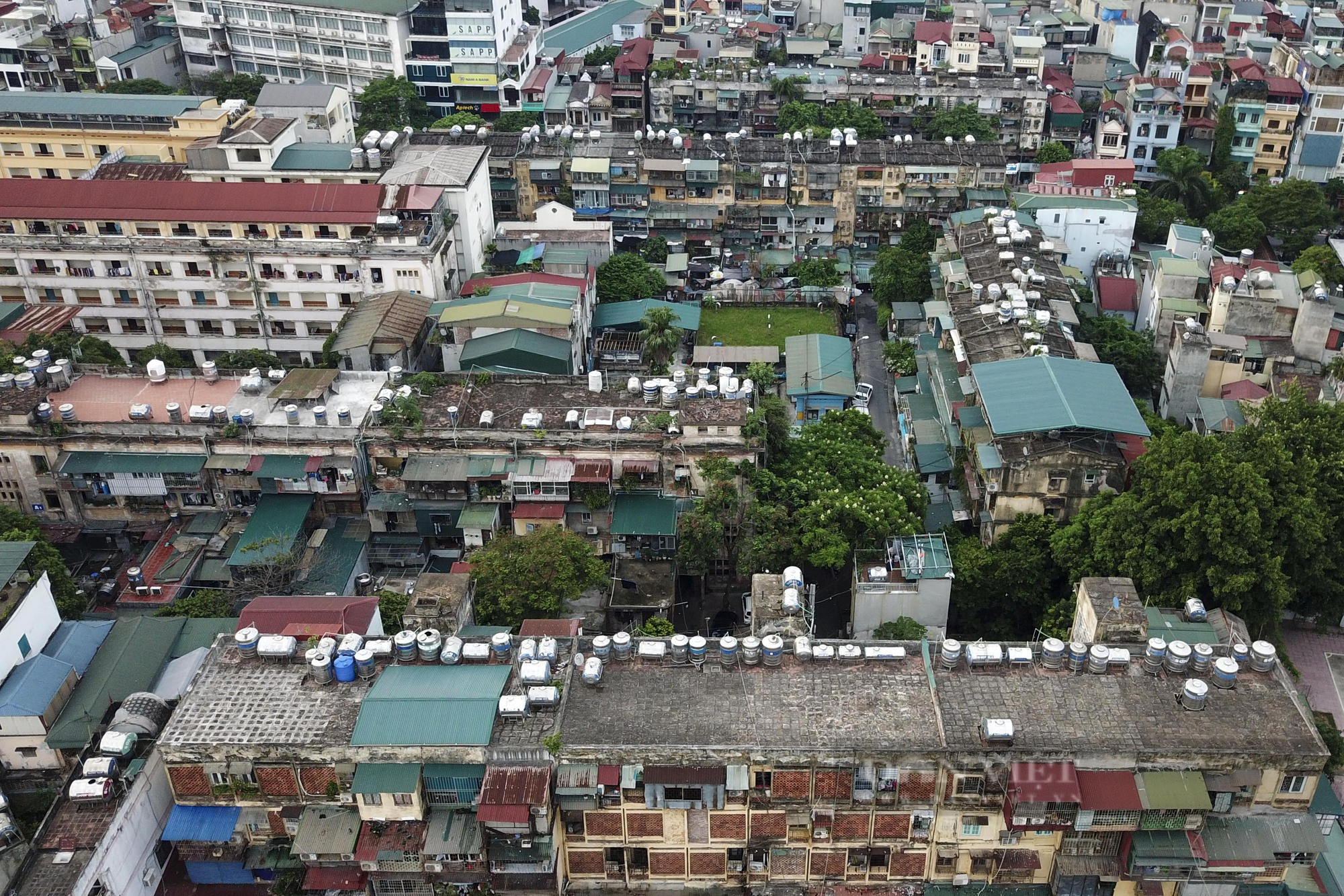 Hàng nghìn bồn nước án ngữ trên nóc nhà tập thể cũ nát ở Hà Nội - Ảnh 9.