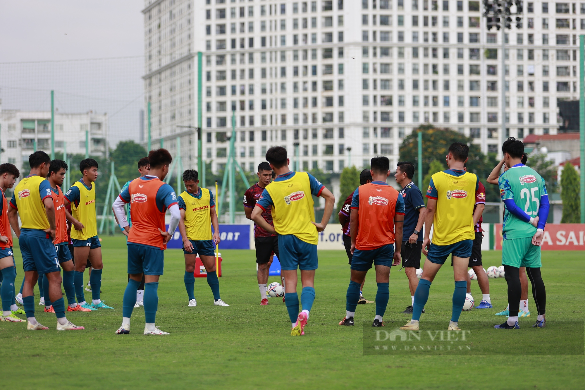 HLV Trousier gặp riêng Văn Lâm trước ngày Bình Định đấu Viettel FC - Ảnh 1.