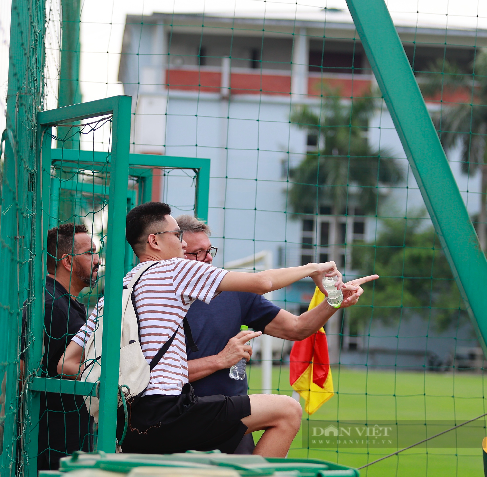 HLV Trousier gặp riêng Văn Lâm trước ngày Bình Định đấu Viettel FC - Ảnh 4.