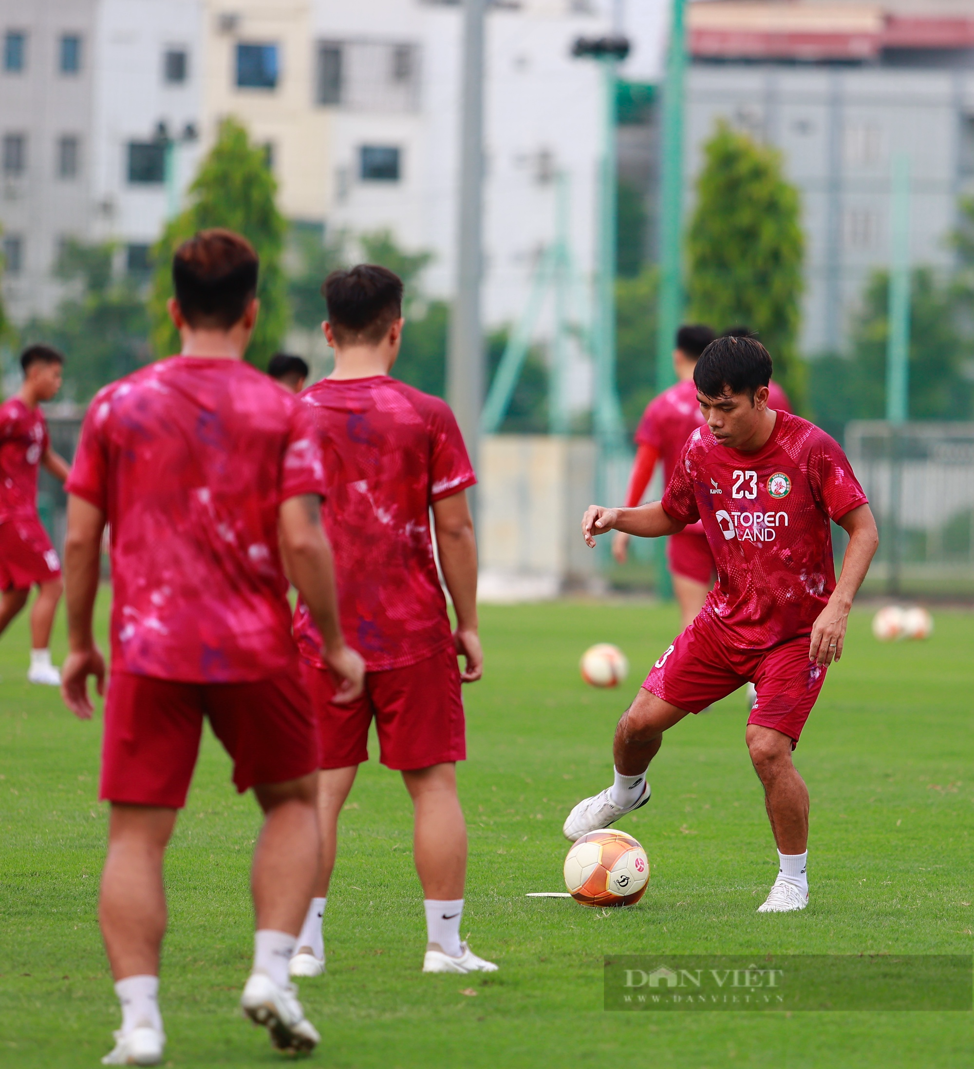 HLV Trousier gặp riêng Văn Lâm trước ngày Bình Định đấu Viettel FC - Ảnh 8.