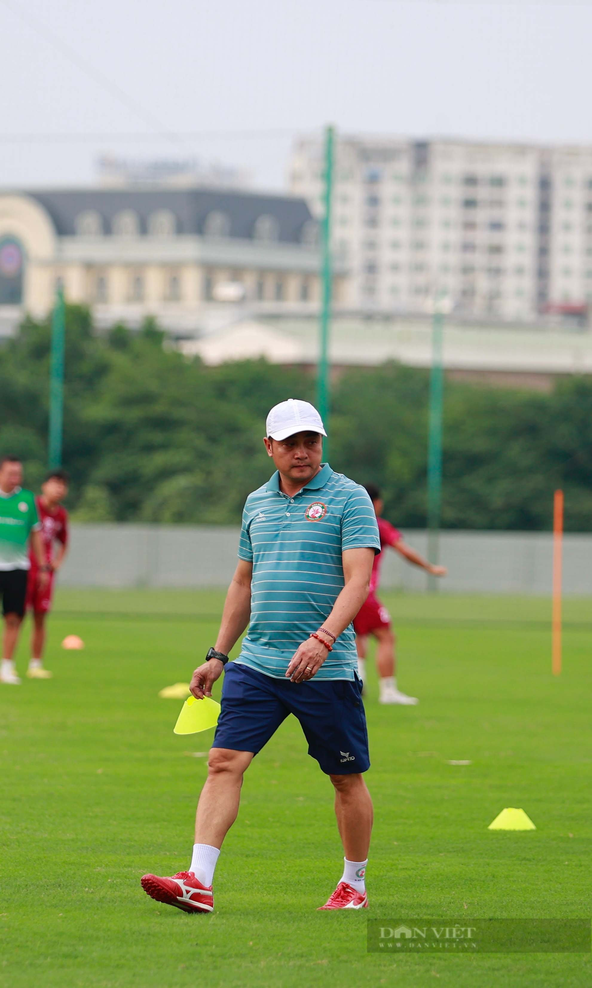 HLV Trousier gặp riêng Văn Lâm trước ngày Bình Định đấu Viettel FC - Ảnh 9.