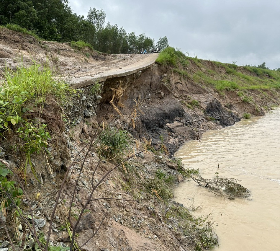 Bình Thuận: Mưa lớn, lũ quét cuốn trôi hàng chục tấn cá, cây nông nghiệp, thiệt hại trên 5 tỷ đồng ở huyện Tánh Linh - Ảnh 1.