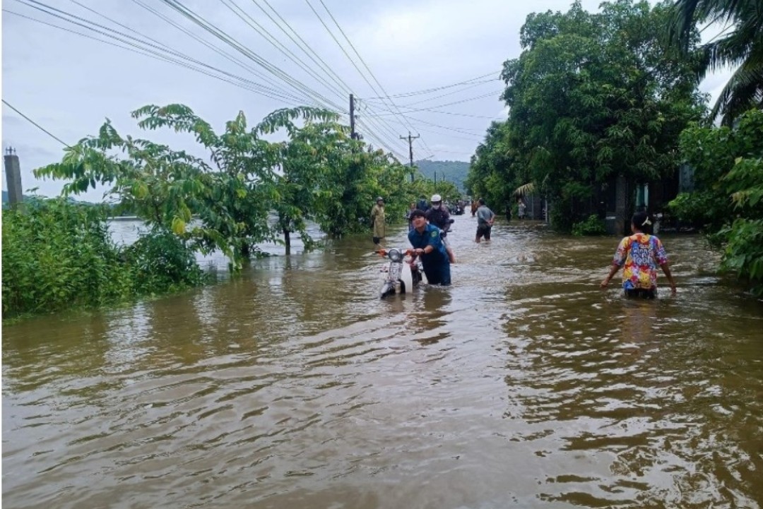 An Giang: Mưa lớn kéo dài gây lũ núi, uy hiếp nhà cửa, tài sản của người dân ở huyện Tri Tôn - Ảnh 2.