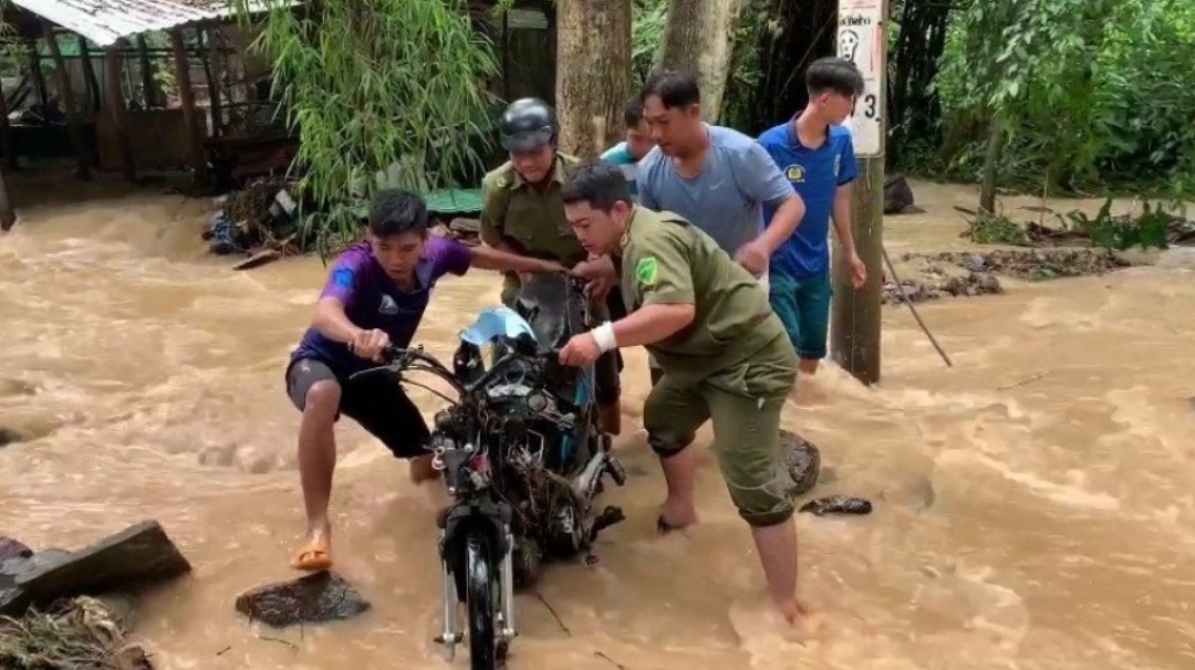 An Giang: Mưa lớn kéo dài gây lũ núi, uy hiếp nhà cửa, tài sản của người dân ở huyện Tri Tôn - Ảnh 4.