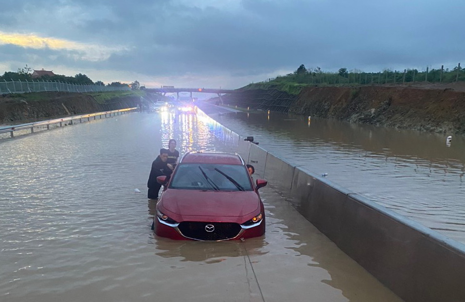 Thông tin mới về vụ ngập nước trên cao tốc Phan Thiết- Dầu Giây khiến xe tải cũng trôi  - Ảnh 1.