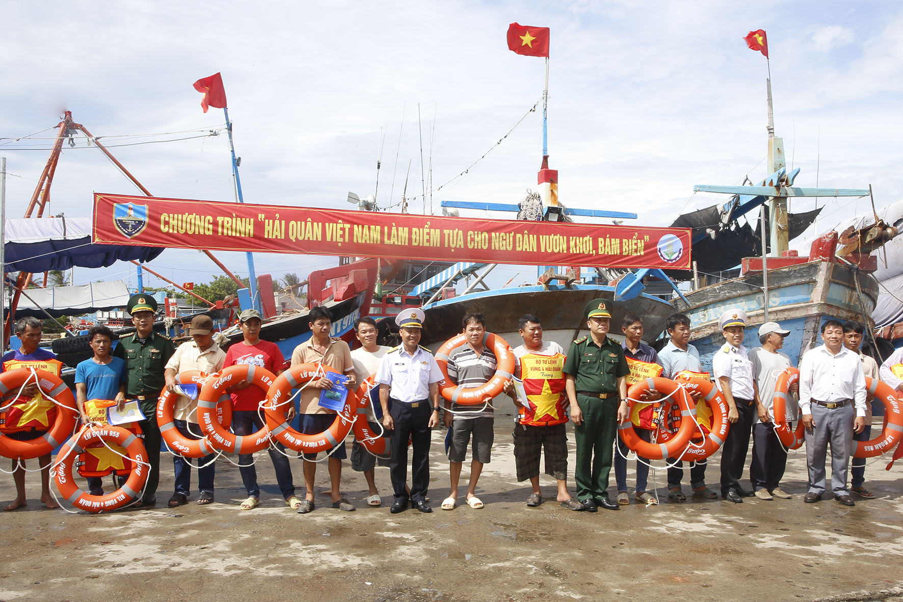  Tặng quà và khám bệnh, cấp thuốc miễn phí cho ngư dân tỉnh Ninh Thuận - Ảnh 1.