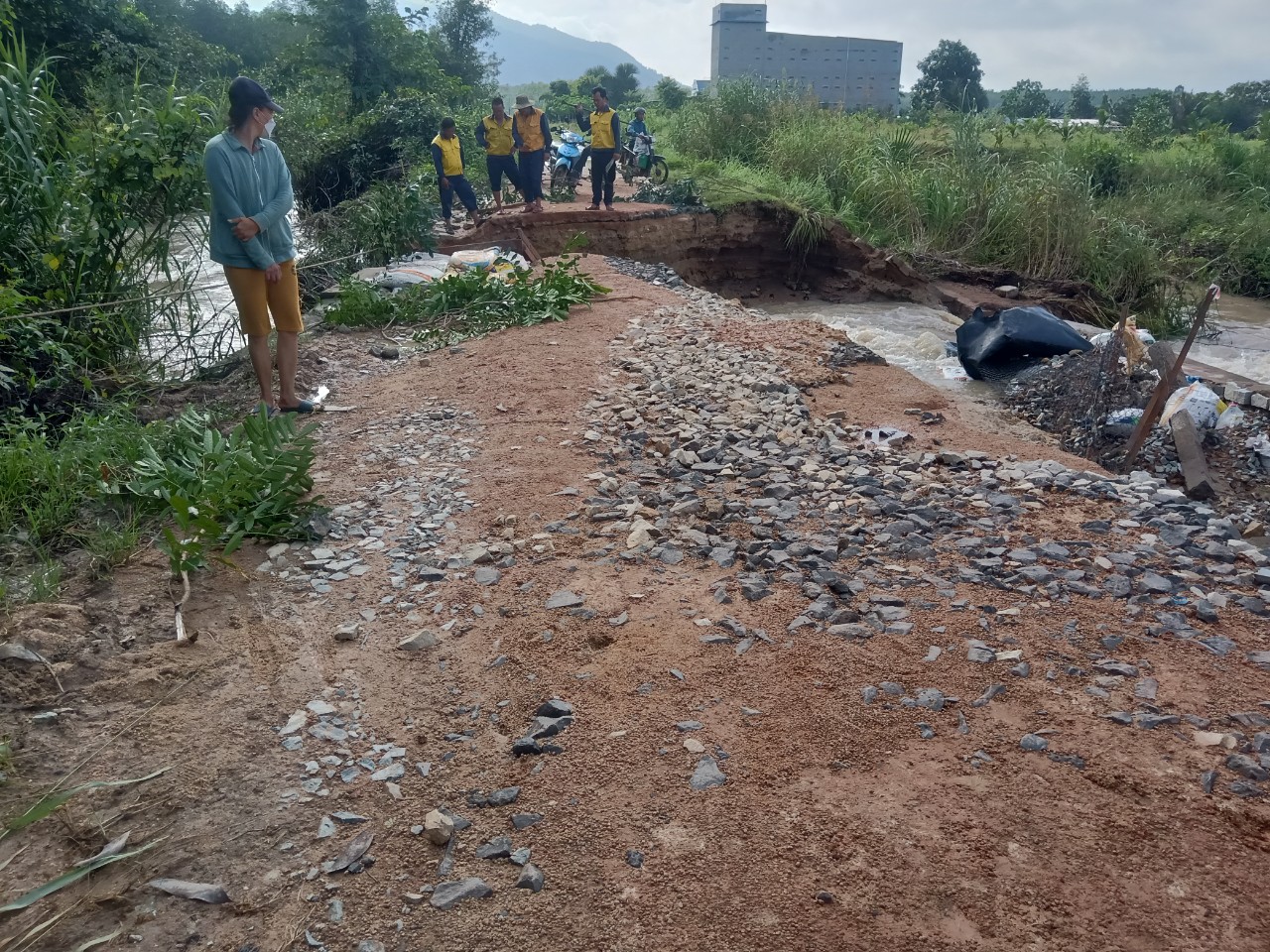 Bình Thuận: Mưa lớn, lũ quét kèm lốc xoáy gây thiệt hại cho huyện Tánh Linh khoảng 32 tỷ đồng và 1 người tử vong - Ảnh 1.