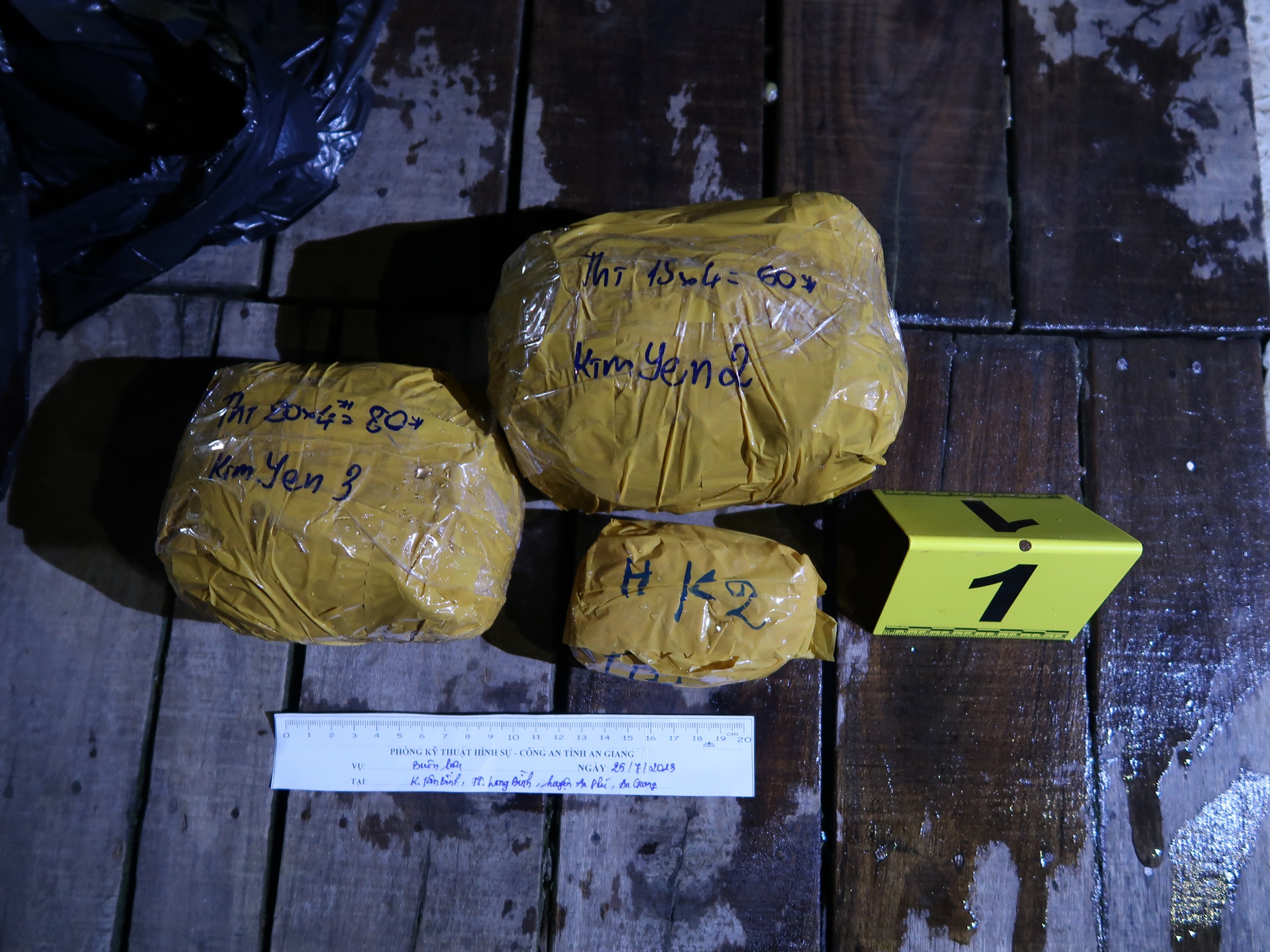 Phát hiện thêm 14kg vàng trong vụ vận chuyển 19kg vàng từ Campuchia về Việt Nam - Ảnh 1.