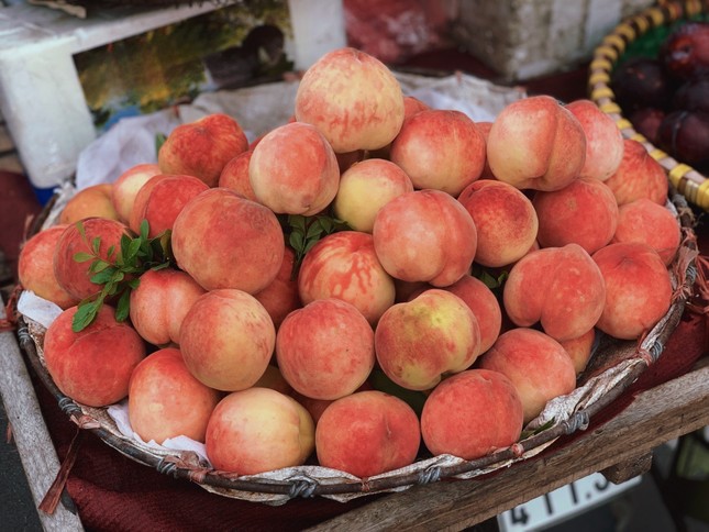 Hoa quả Trung Quốc ngập chợ Hà Nội, có loại xưng đắt nhất thế giới - Ảnh 1.