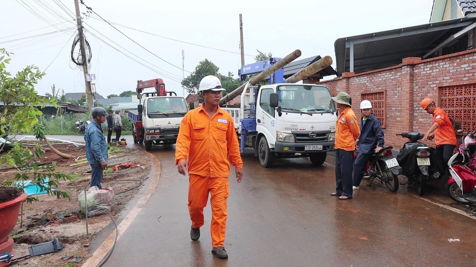 2 người bị thương và hàng nghìn m2 hoa màu, trái cây thiệt hại sau trận lốc xoáy - Ảnh 2.