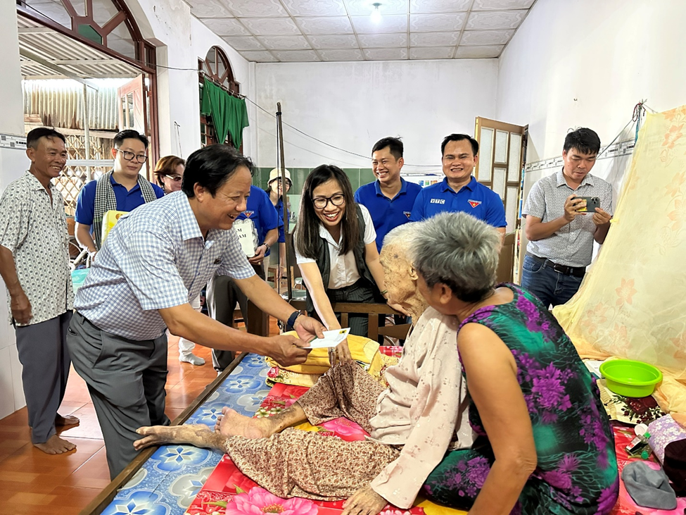 Đoàn công tác Bình Điền và VTC thăm và tặng quà Mẹ VNAH huyện Tân Thạnh tỉnh Long An - Ảnh 1.