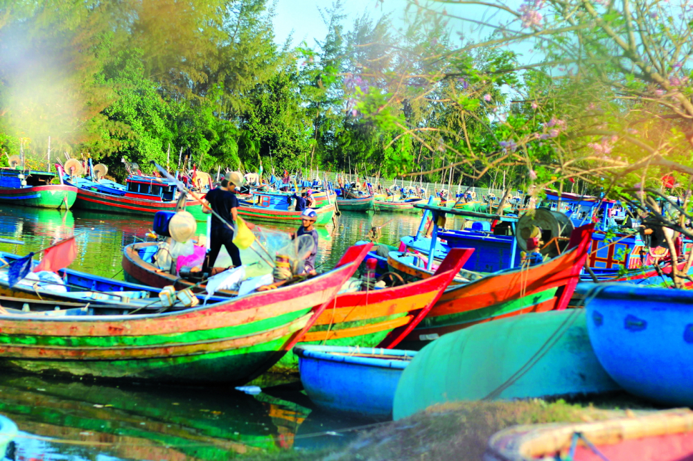 Lội sông ra biển gặp làng chài ở Bình Thuận, thấy bán hải sản tươi rói, trẻ con mê ăn chem chép xào tỏi - Ảnh 1.