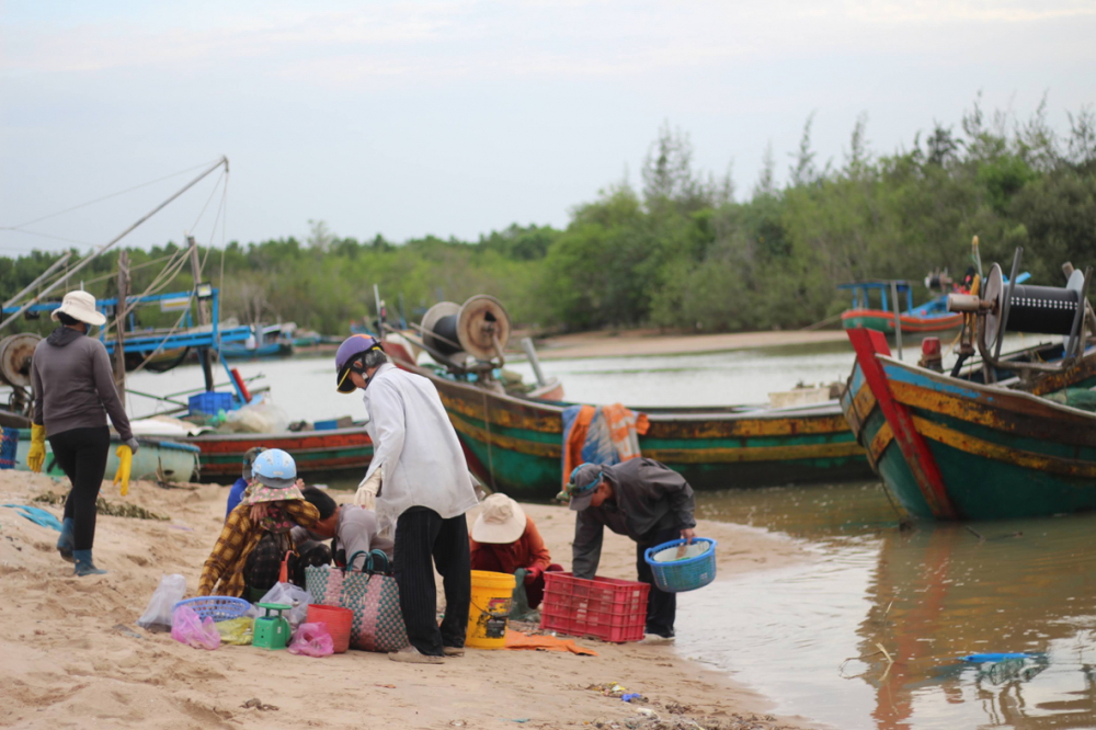 Lội sông ra biển gặp làng chài ở Bình Thuận, thấy bán hải sản tươi rói, trẻ con mê ăn chem chép xào tỏi - Ảnh 2.