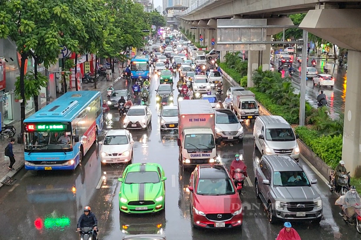 Hà Nội mưa lớn khiến đường phố ngập như sông, nhiều phương tiện ôtô bị chết máy - Ảnh 1.