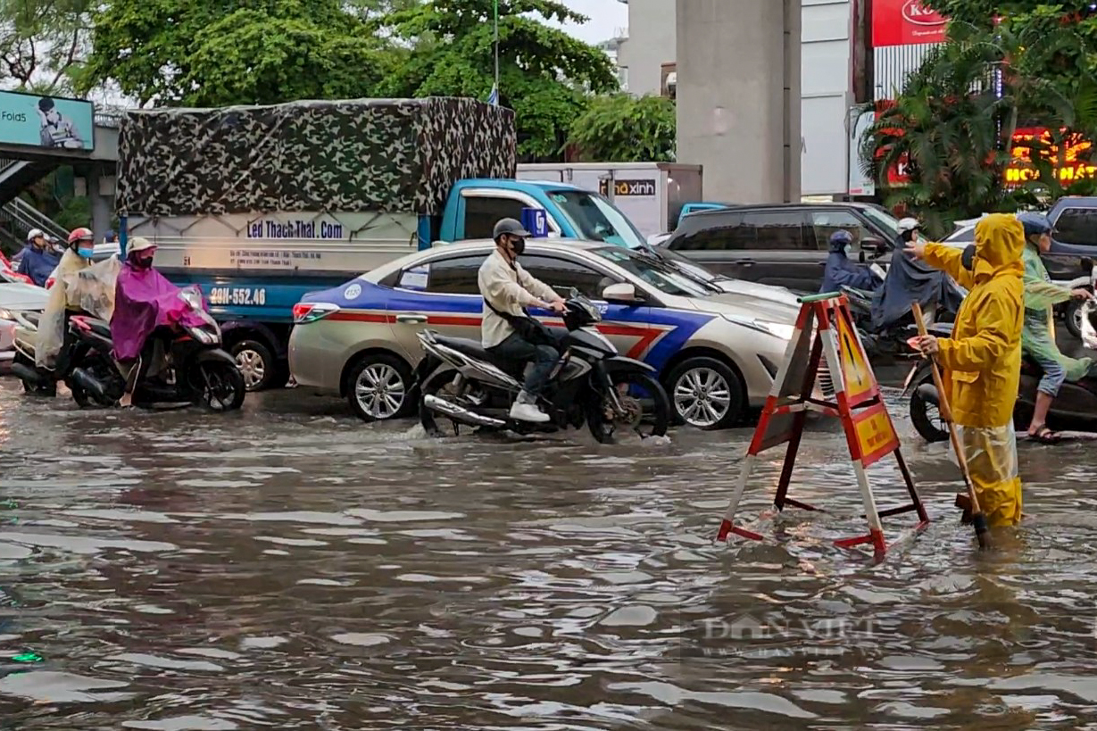 Hà Nội mưa lớn khiến đường phố ngập như sông, nhiều phương tiện ôtô bị chết máy - Ảnh 2.