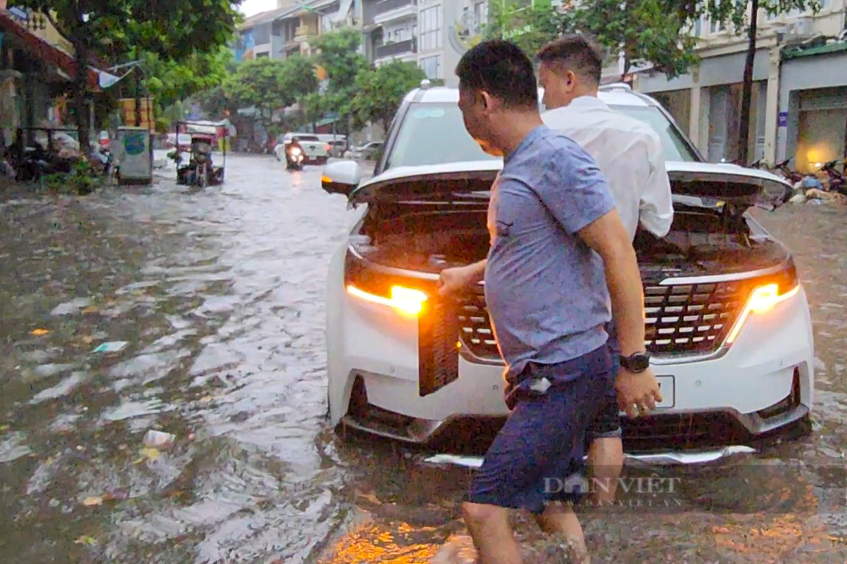 Hà Nội mưa lớn khiến đường phố ngập như sông, nhiều phương tiện ôtô bị chết máy - Ảnh 3.