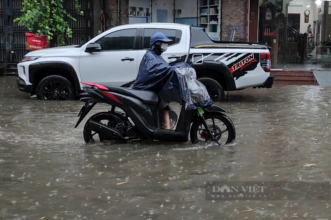Hà Nội mưa lớn khiến đường phố ngập như sông, nhiều phương tiện ôtô bị chết máy - Ảnh 4.
