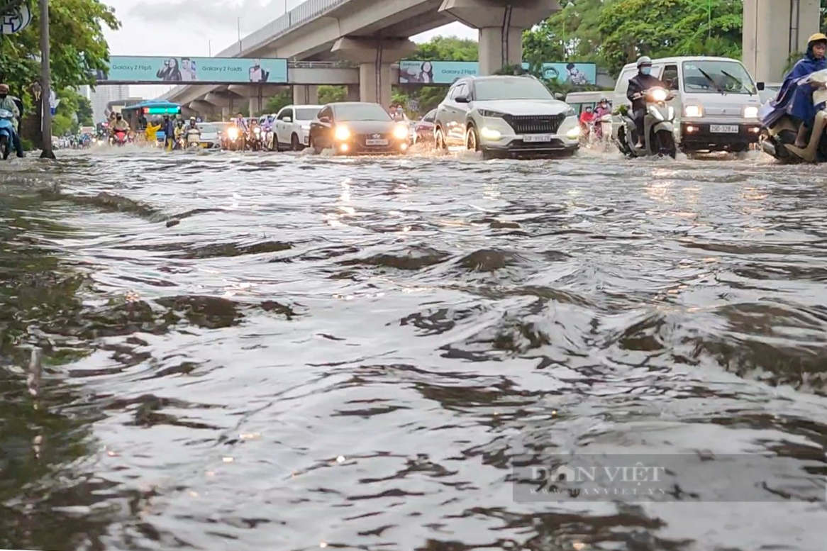 Hà Nội mưa lớn khiến đường phố ngập như sông, nhiều phương tiện ôtô bị chết máy - Ảnh 5.