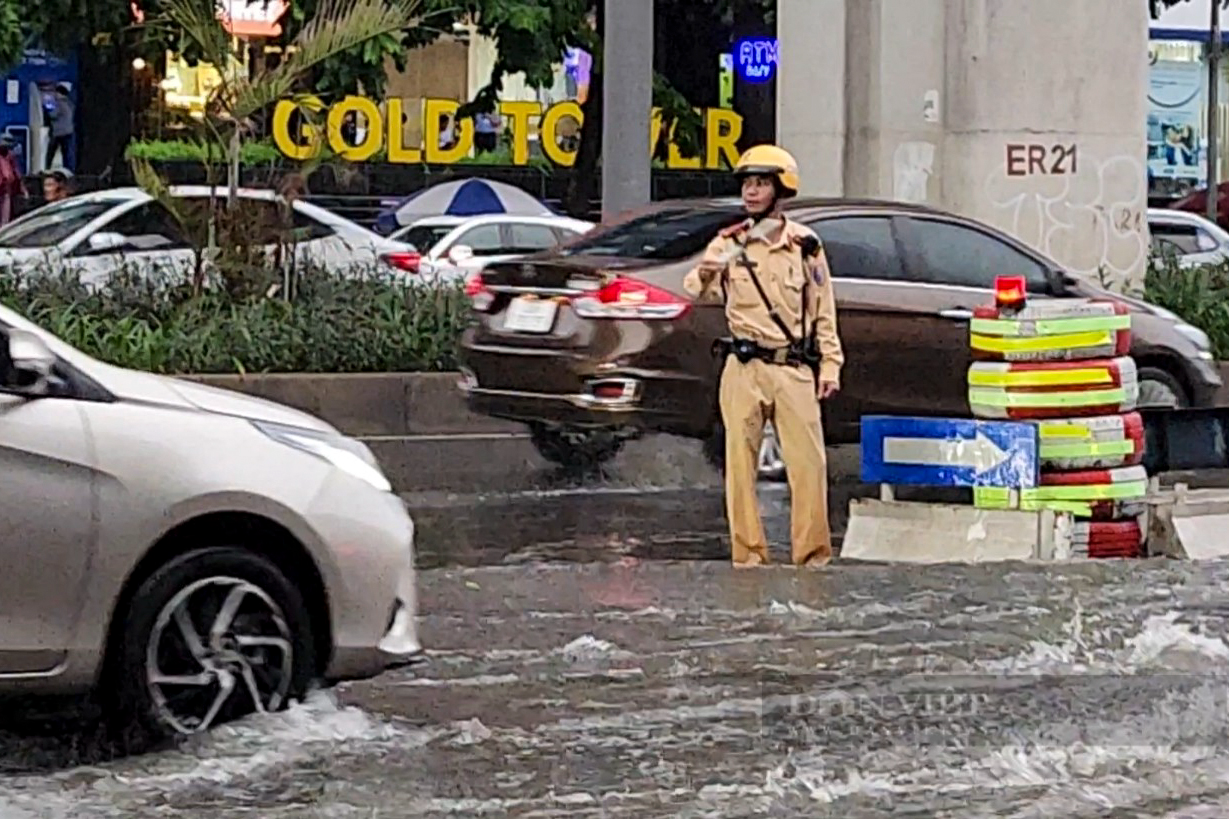 Hà Nội mưa lớn khiến đường phố ngập như sông, nhiều phương tiện ôtô bị chết máy - Ảnh 6.