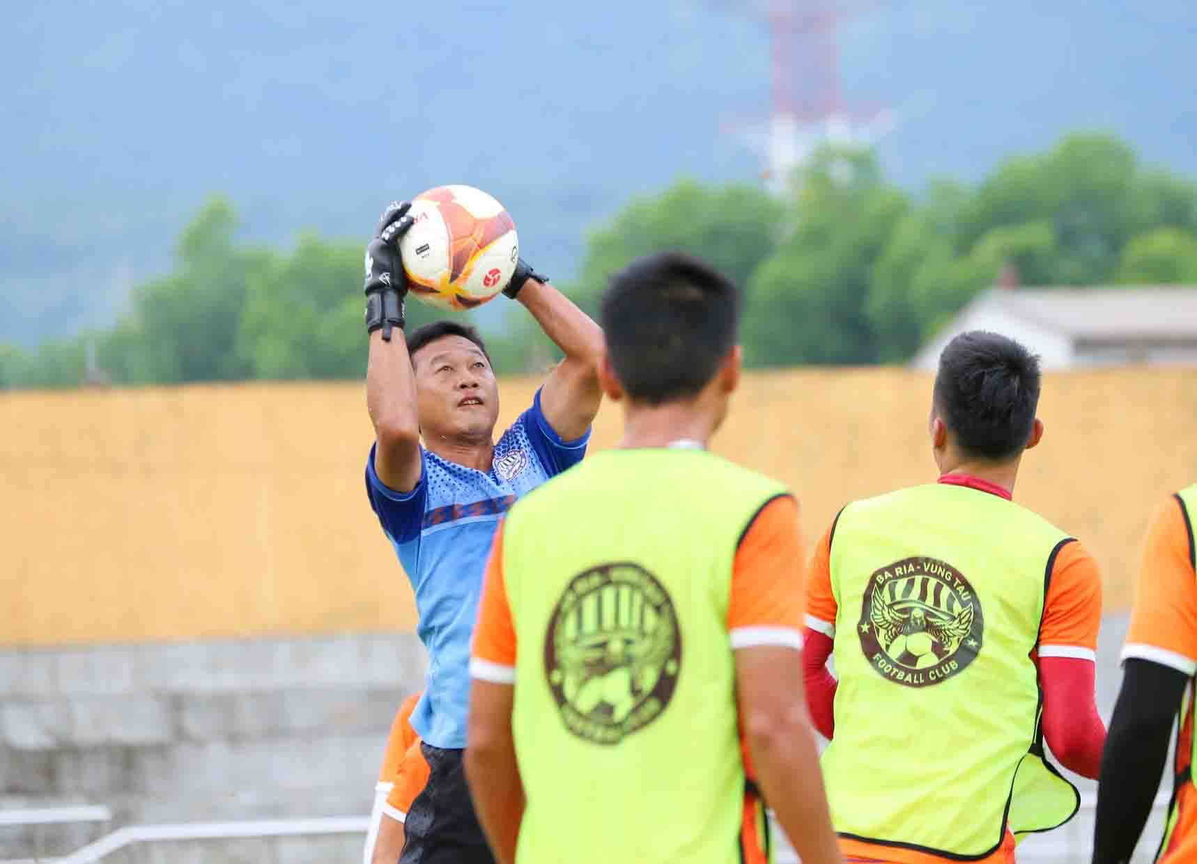 Loại thủ môn kiện đội bóng, CLB Bà Rịa - Vũng Tàu phải đưa HLV 42 tuổi về khung gỗ - Ảnh 2.