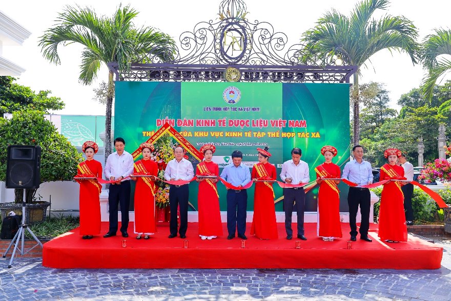 Đồng chí Vũ Thanh Mai - Phó Trưởng ban Tuyên giáo trung ương (thứ hai từ bên phải) cùng đại diện Ban tổ chức cắt băng khai mạc Diễn đàn