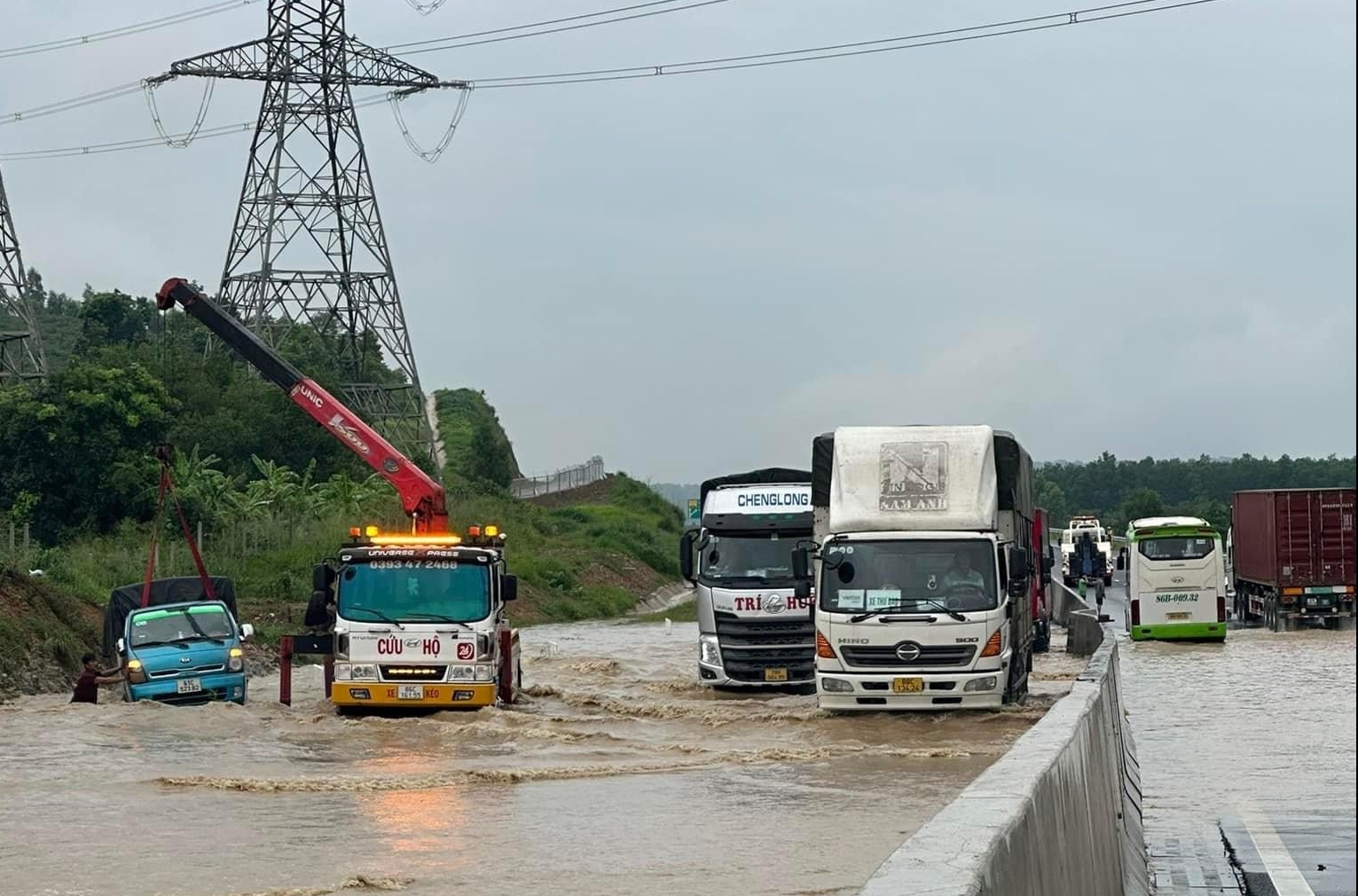 Bình Thuận họp khẩn vụ cao tốc Phan Thiết - Dầu Giây bị ngập nước khiến xe tải cũng trôi - Ảnh 4.