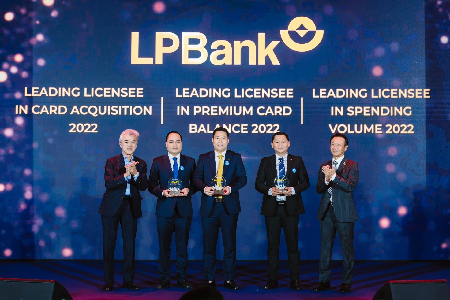 LPBank dẫn đầu về sản phẩm, dịch vụ thẻ JCB trong năm 2022 - Ảnh 1.