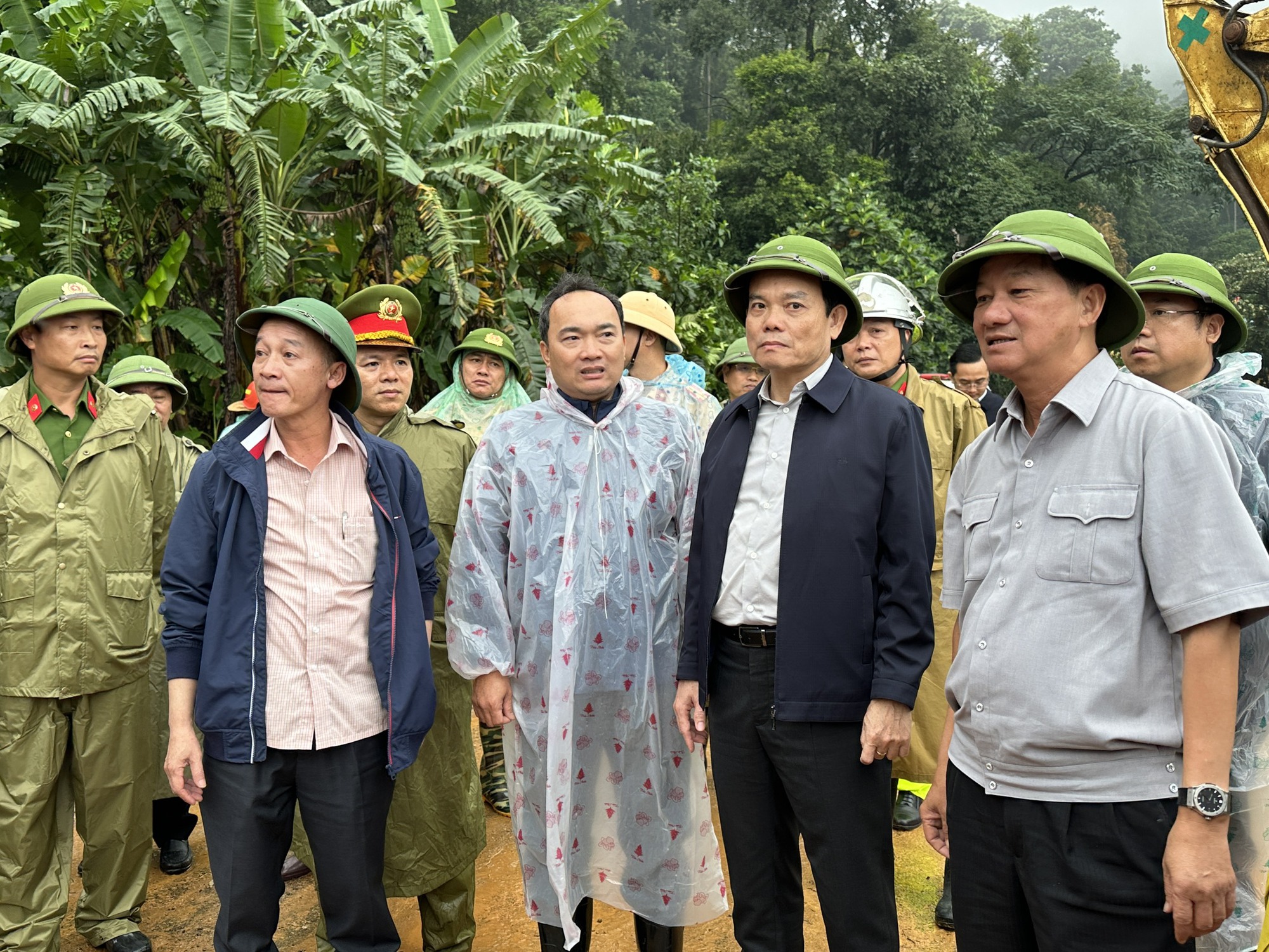Phó Thủ tướng Trần Lưu Quang trực tiếp kiểm tra hiện trường vụ sạt lở trạm CSGT đèo Bảo Lộc - Ảnh 2.