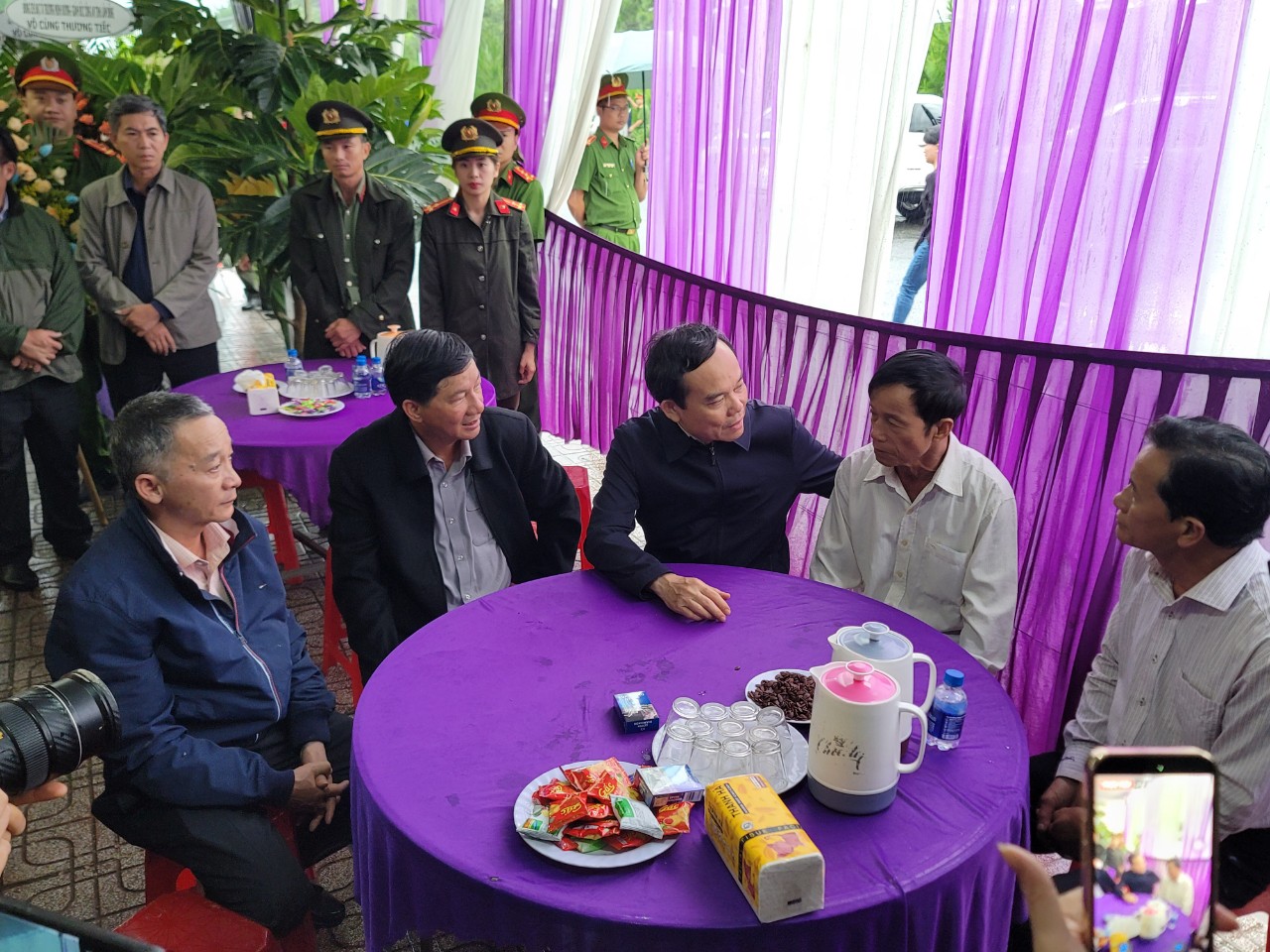 Phó Thủ tướng Trần Lưu Quang trực tiếp kiểm tra hiện trường vụ sạt lở trạm CSGT đèo Bảo Lộc - Ảnh 4.