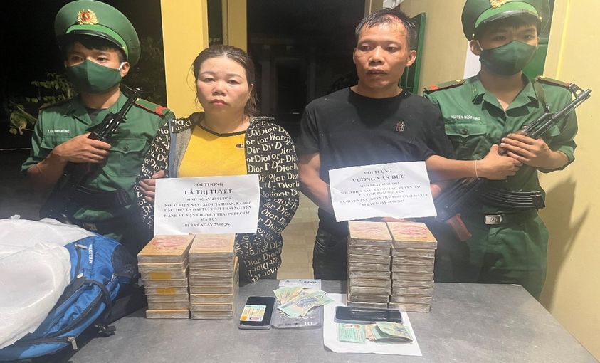 Khởi tố đôi nam nữ vận chuyển 34 bánh heroin từ nước ngoài về Việt Nam - Ảnh 1.