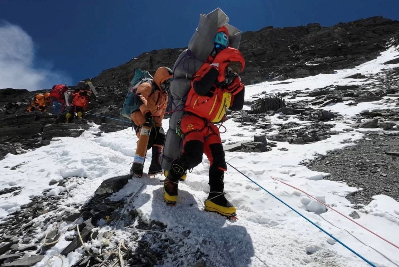 Mùa leo núi chết chóc nhất trên đỉnh Everest - Ảnh 2.